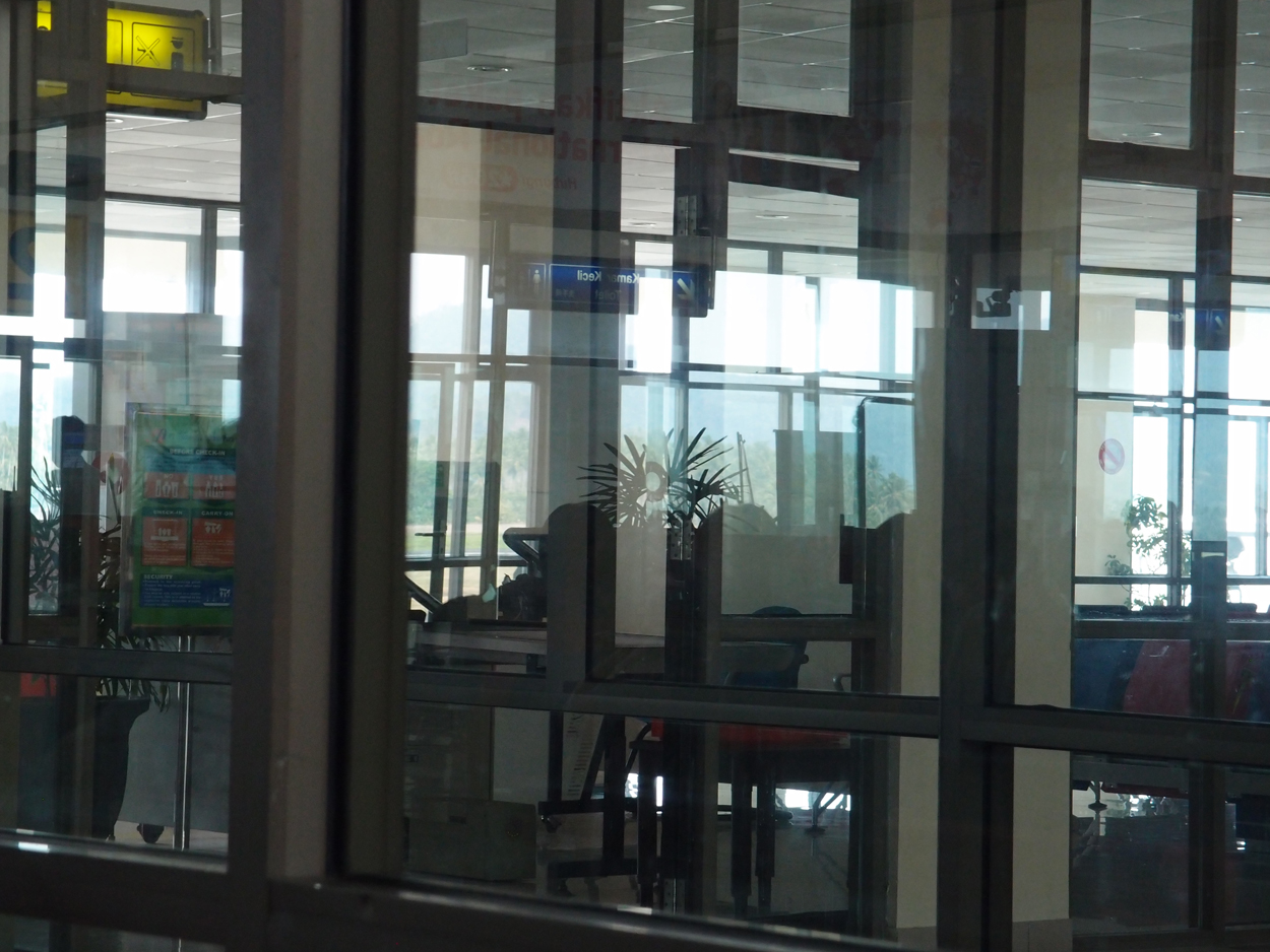 2015-10-07 05 Manado Airport (Video, Audio + Foto)